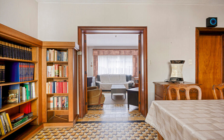 Leemans Real Estate vous présente cette maison idéalement située à Denderleeuw, offrant un potentiel de rénovation. Grâce à sa situation centrale, toutes les commodités sont facilement accessibles : commerces, écoles, transports en commun et ins