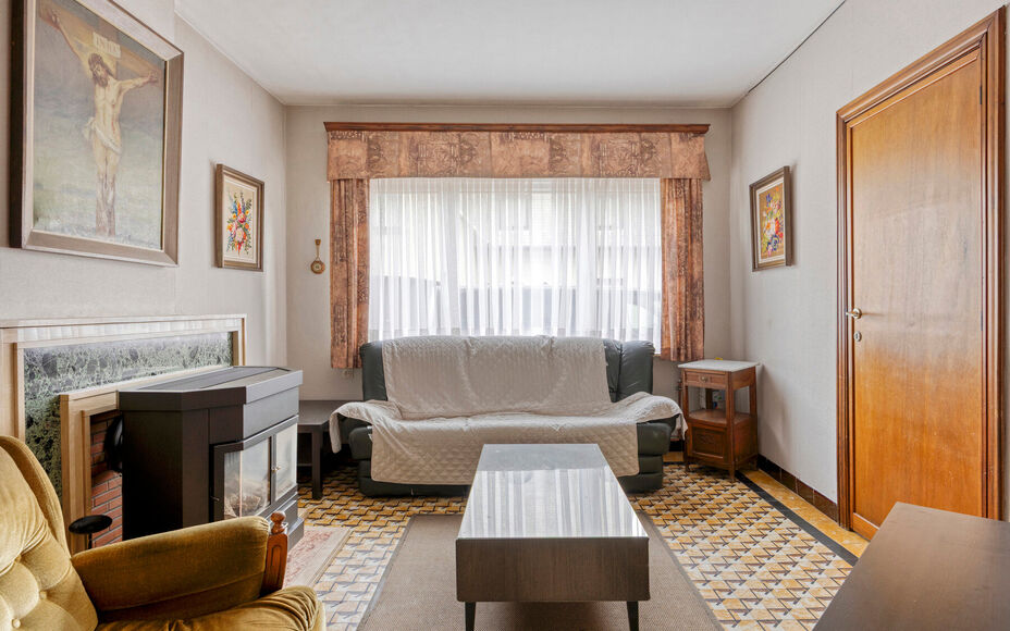 Leemans Real Estate vous présente cette maison idéalement située à Denderleeuw, offrant un potentiel de rénovation. Grâce à sa situation centrale, toutes les commodités sont facilement accessibles : commerces, écoles, transports en commun et ins