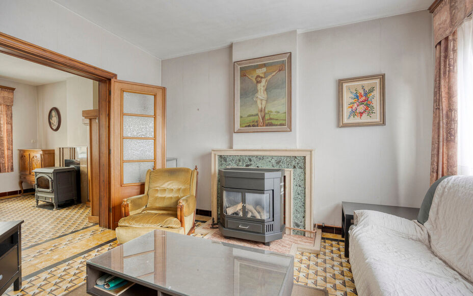 Leemans Real Estate vous présente cette maison idéalement située à Denderleeuw, offrant un potentiel de rénovation. Grâce à sa situation centrale, toutes les commodités sont facilement accessibles : commerces, écoles, transports en commun et ins