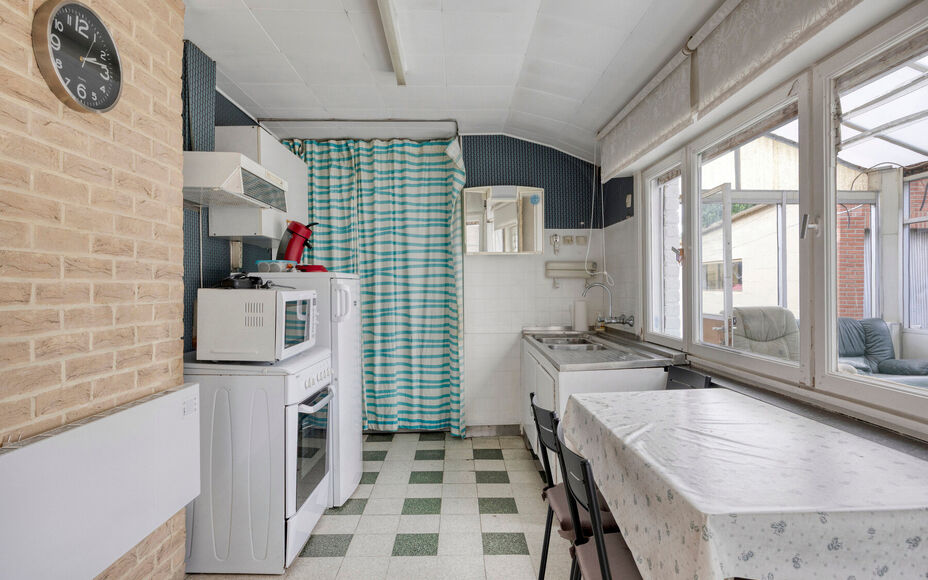 Leemans Real Estate vous présente cette maison idéalement située à Denderleeuw, offrant un potentiel de rénovation. Grâce à sa situation centrale, toutes les commodités sont facilement accessibles : commerces, écoles, transports en commun et ins