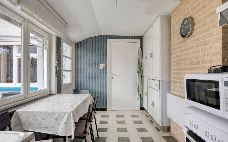 Leemans Real Estate vous présente cette maison idéalement située à Denderleeuw, offrant un potentiel de rénovation. Grâce à sa situation centrale, toutes les commodités sont facilement accessibles : commerces, écoles, transports en commun et ins