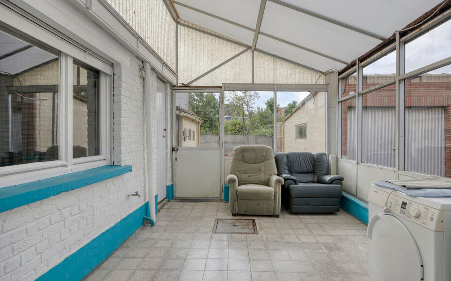 Leemans Real Estate vous présente cette maison idéalement située à Denderleeuw, offrant un potentiel de rénovation. Grâce à sa situation centrale, toutes les commodités sont facilement accessibles : commerces, écoles, transports en commun et ins