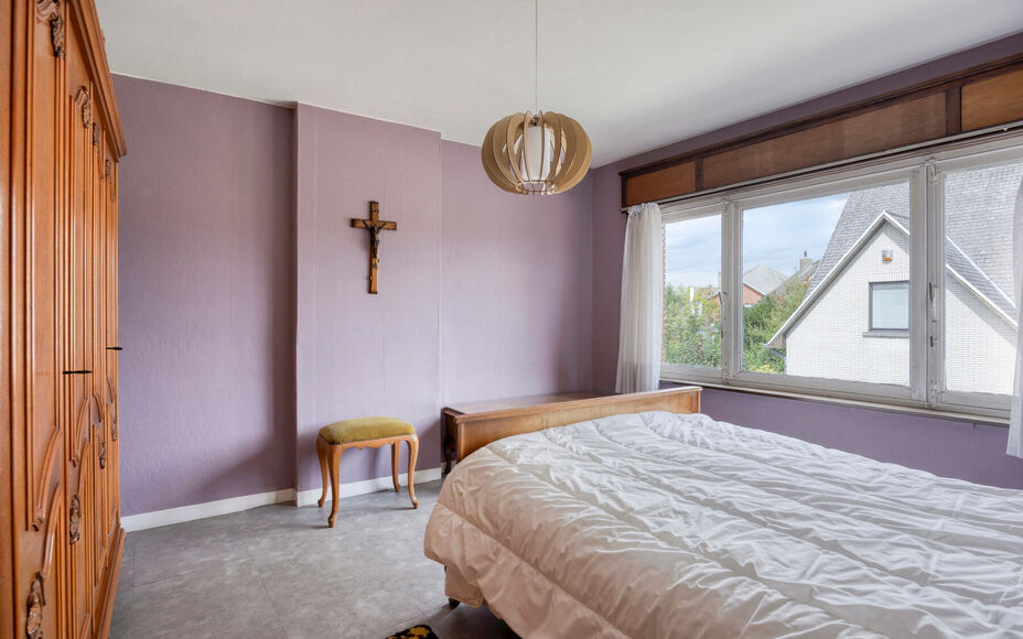 Leemans Real Estate vous présente cette maison idéalement située à Denderleeuw, offrant un potentiel de rénovation. Grâce à sa situation centrale, toutes les commodités sont facilement accessibles : commerces, écoles, transports en commun et ins