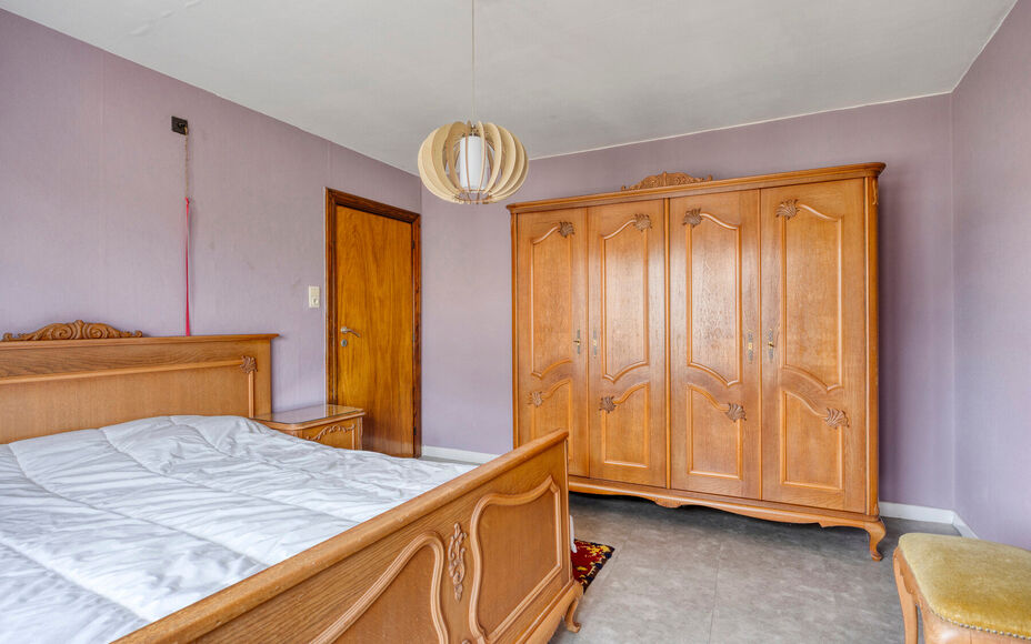 Leemans Real Estate vous présente cette maison idéalement située à Denderleeuw, offrant un potentiel de rénovation. Grâce à sa situation centrale, toutes les commodités sont facilement accessibles : commerces, écoles, transports en commun et ins