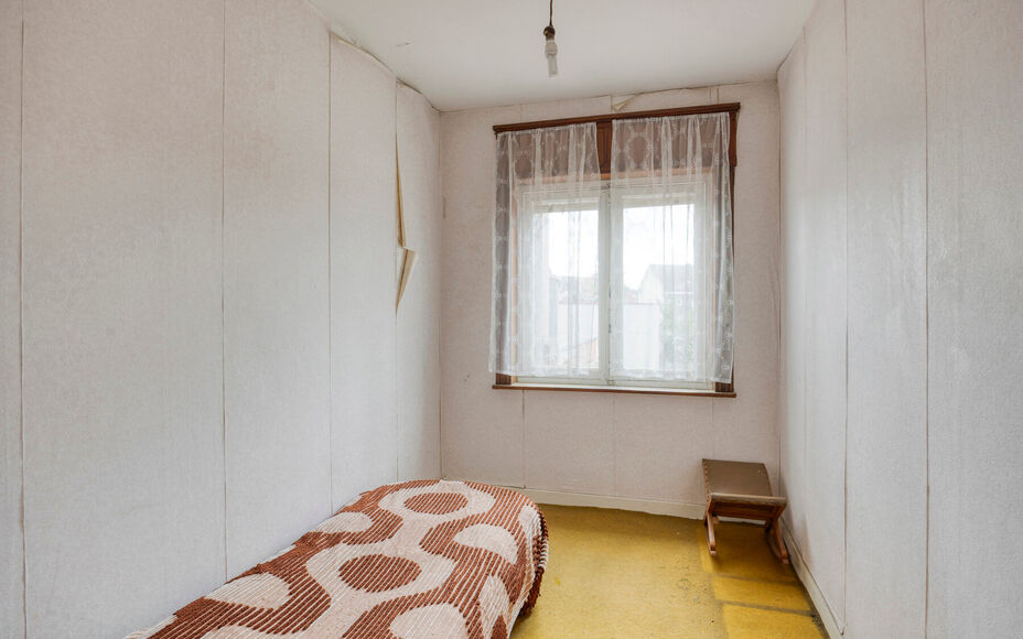 Leemans Real Estate vous présente cette maison idéalement située à Denderleeuw, offrant un potentiel de rénovation. Grâce à sa situation centrale, toutes les commodités sont facilement accessibles : commerces, écoles, transports en commun et ins