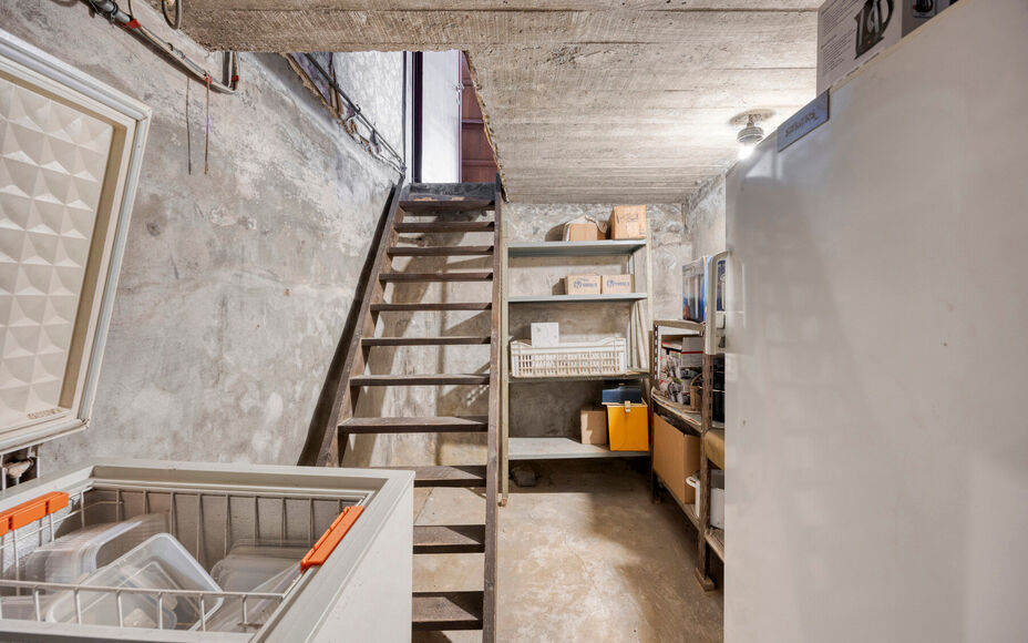 Leemans Real Estate vous présente cette maison idéalement située à Denderleeuw, offrant un potentiel de rénovation. Grâce à sa situation centrale, toutes les commodités sont facilement accessibles : commerces, écoles, transports en commun et ins