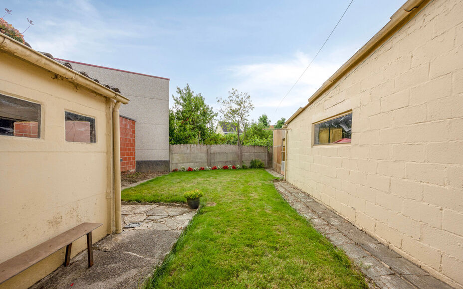 Leemans Real Estate vous présente cette maison idéalement située à Denderleeuw, offrant un potentiel de rénovation. Grâce à sa situation centrale, toutes les commodités sont facilement accessibles : commerces, écoles, transports en commun et ins