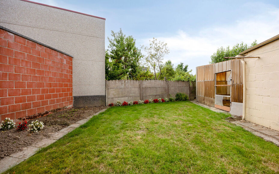 Leemans Real Estate vous présente cette maison idéalement située à Denderleeuw, offrant un potentiel de rénovation. Grâce à sa situation centrale, toutes les commodités sont facilement accessibles : commerces, écoles, transports en commun et ins
