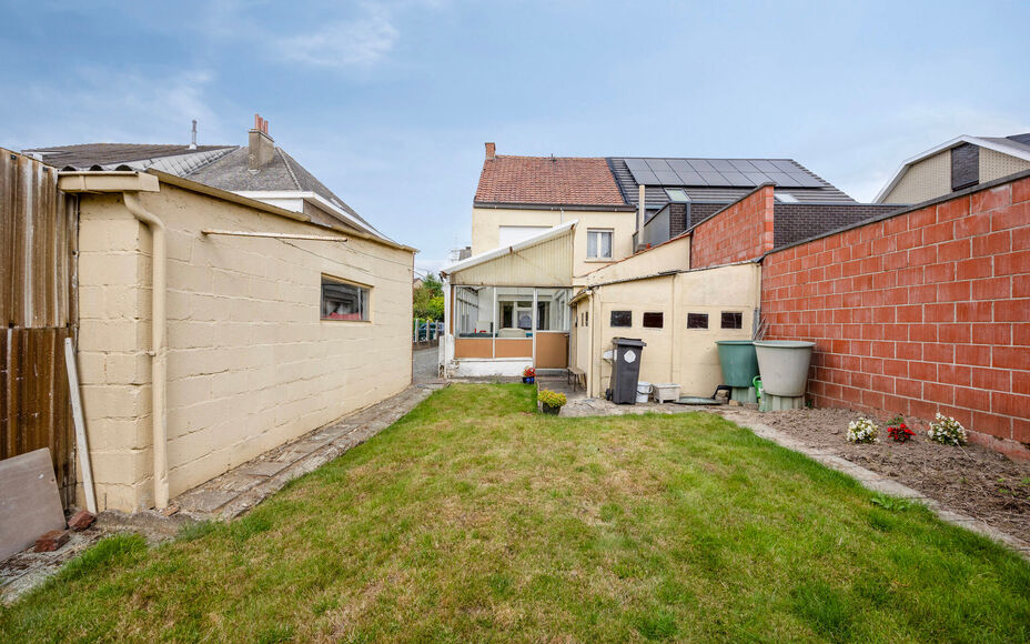 Leemans Real Estate vous présente cette maison idéalement située à Denderleeuw, offrant un potentiel de rénovation. Grâce à sa situation centrale, toutes les commodités sont facilement accessibles : commerces, écoles, transports en commun et ins