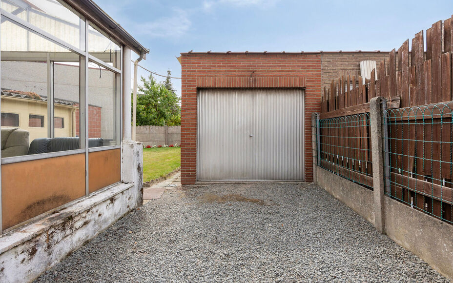 Leemans Real Estate vous présente cette maison idéalement située à Denderleeuw, offrant un potentiel de rénovation. Grâce à sa situation centrale, toutes les commodités sont facilement accessibles : commerces, écoles, transports en commun et ins