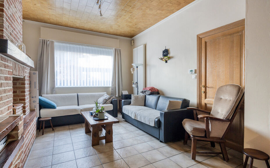 Leemans Real Estate vous présente cette maison rénovée, prête à emménager, située au cœur du quartier animé de Denderleeuw. Grâce à son emplacement central exceptionnel, toutes les commodités essentielles sont accessibles à pied : commerces,