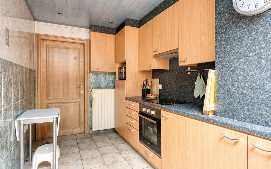 Leemans Real Estate vous présente cette maison rénovée, prête à emménager, située au cœur du quartier animé de Denderleeuw. Grâce à son emplacement central exceptionnel, toutes les commodités essentielles sont accessibles à pied : commerces,