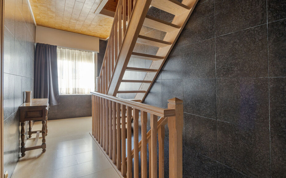 Leemans Real Estate vous présente cette maison rénovée, prête à emménager, située au cœur du quartier animé de Denderleeuw. Grâce à son emplacement central exceptionnel, toutes les commodités essentielles sont accessibles à pied : commerces,