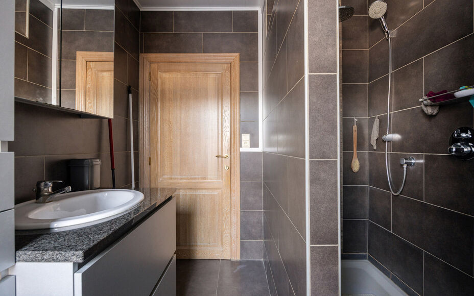 Leemans Real Estate vous présente cette maison rénovée, prête à emménager, située au cœur du quartier animé de Denderleeuw. Grâce à son emplacement central exceptionnel, toutes les commodités essentielles sont accessibles à pied : commerces,