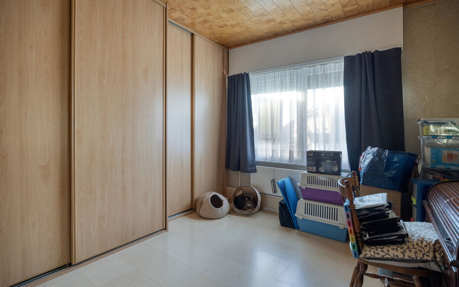 Leemans Real Estate vous présente cette maison rénovée, prête à emménager, située au cœur du quartier animé de Denderleeuw. Grâce à son emplacement central exceptionnel, toutes les commodités essentielles sont accessibles à pied : commerces,