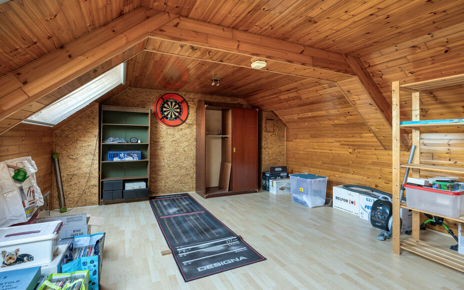 Leemans Real Estate vous présente cette maison rénovée, prête à emménager, située au cœur du quartier animé de Denderleeuw. Grâce à son emplacement central exceptionnel, toutes les commodités essentielles sont accessibles à pied : commerces,