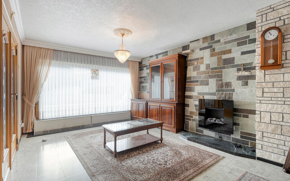 Leemans Immobiliën vous propose cette maison spacieuse et solide, idéalement située au cœur de Denderleeuw. Grâce à sa situation privilégiée, commerces, écoles, transports en commun, installations sportives et grands axes routiers sont accessible