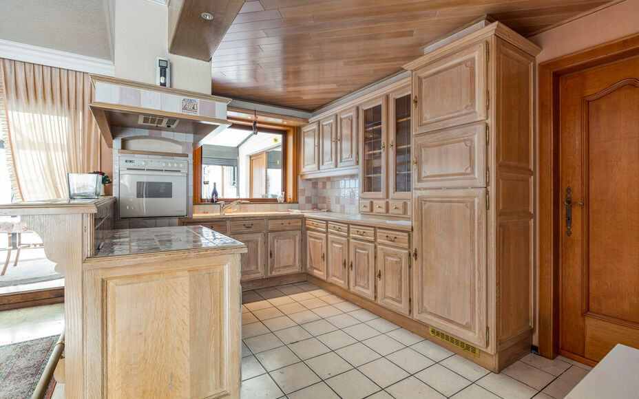 Leemans Immobiliën vous propose cette maison spacieuse et solide, idéalement située au cœur de Denderleeuw. Grâce à sa situation privilégiée, commerces, écoles, transports en commun, installations sportives et grands axes routiers sont accessible