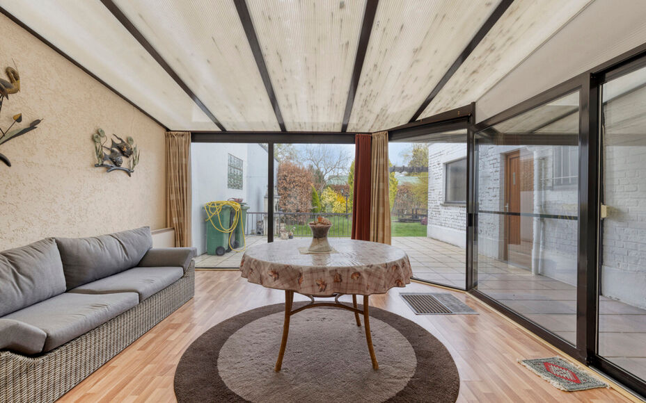 Leemans Immobiliën vous propose cette maison spacieuse et solide, idéalement située au cœur de Denderleeuw. Grâce à sa situation privilégiée, commerces, écoles, transports en commun, installations sportives et grands axes routiers sont accessible