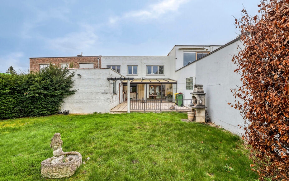 Leemans Immobiliën vous propose cette maison spacieuse et solide, idéalement située au cœur de Denderleeuw. Grâce à sa situation privilégiée, commerces, écoles, transports en commun, installations sportives et grands axes routiers sont accessible