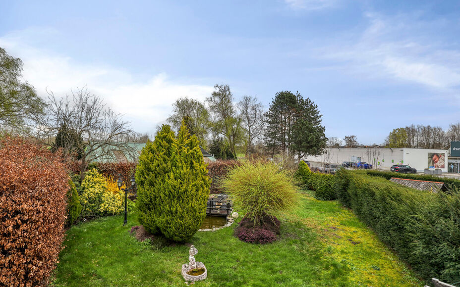 Leemans Immobiliën vous propose cette maison spacieuse et solide, idéalement située au cœur de Denderleeuw. Grâce à sa situation privilégiée, commerces, écoles, transports en commun, installations sportives et grands axes routiers sont accessible