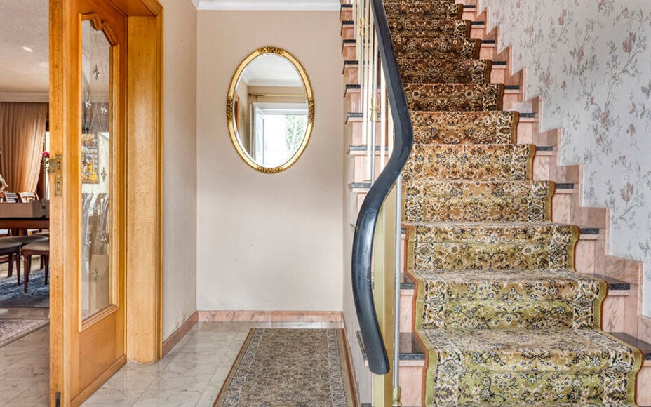 Leemans Immobiliën vous propose cette maison spacieuse et solide, idéalement située au cœur de Denderleeuw. Grâce à sa situation privilégiée, commerces, écoles, transports en commun, installations sportives et grands axes routiers sont accessible