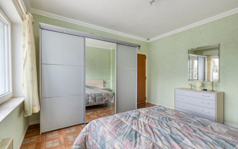 Leemans Immobiliën vous propose cette maison spacieuse et solide, idéalement située au cœur de Denderleeuw. Grâce à sa situation privilégiée, commerces, écoles, transports en commun, installations sportives et grands axes routiers sont accessible