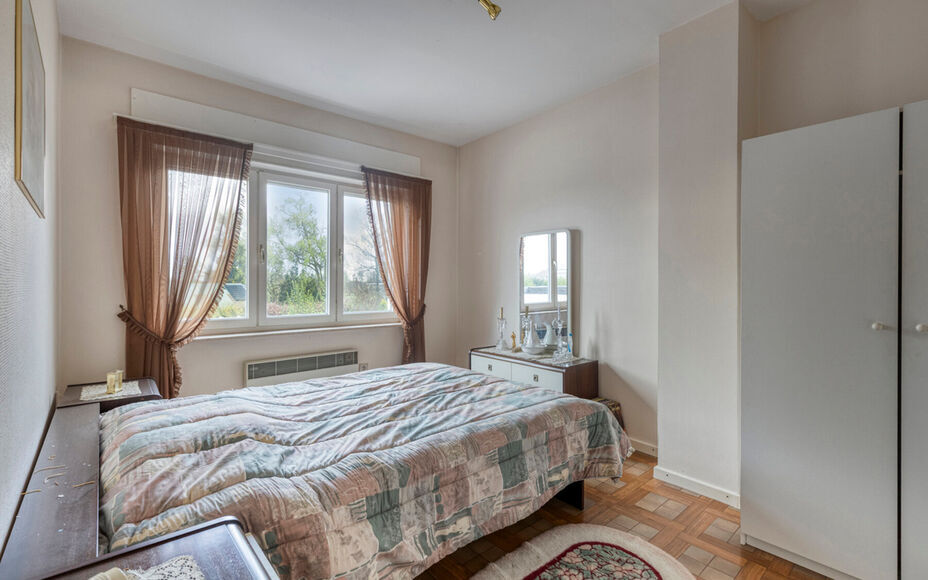 Leemans Immobiliën vous propose cette maison spacieuse et solide, idéalement située au cœur de Denderleeuw. Grâce à sa situation privilégiée, commerces, écoles, transports en commun, installations sportives et grands axes routiers sont accessible