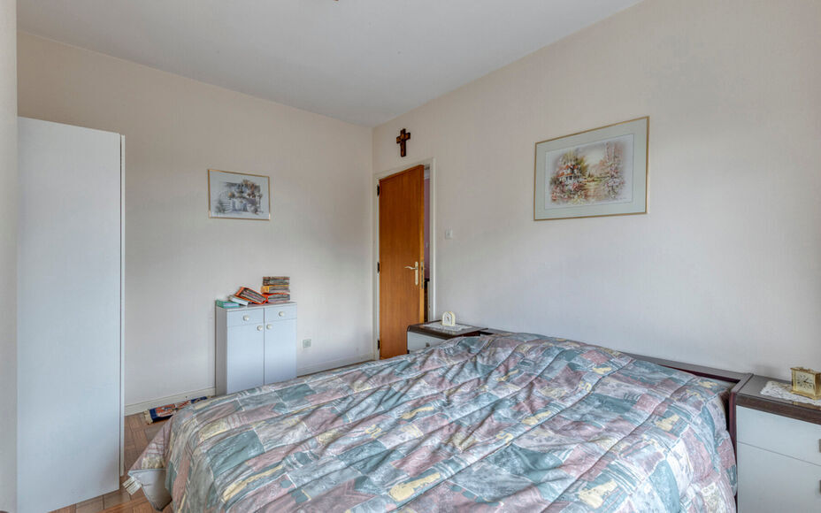 Leemans Immobiliën vous propose cette maison spacieuse et solide, idéalement située au cœur de Denderleeuw. Grâce à sa situation privilégiée, commerces, écoles, transports en commun, installations sportives et grands axes routiers sont accessible