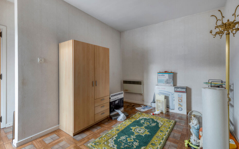 Leemans Immobiliën vous propose cette maison spacieuse et solide, idéalement située au cœur de Denderleeuw. Grâce à sa situation privilégiée, commerces, écoles, transports en commun, installations sportives et grands axes routiers sont accessible