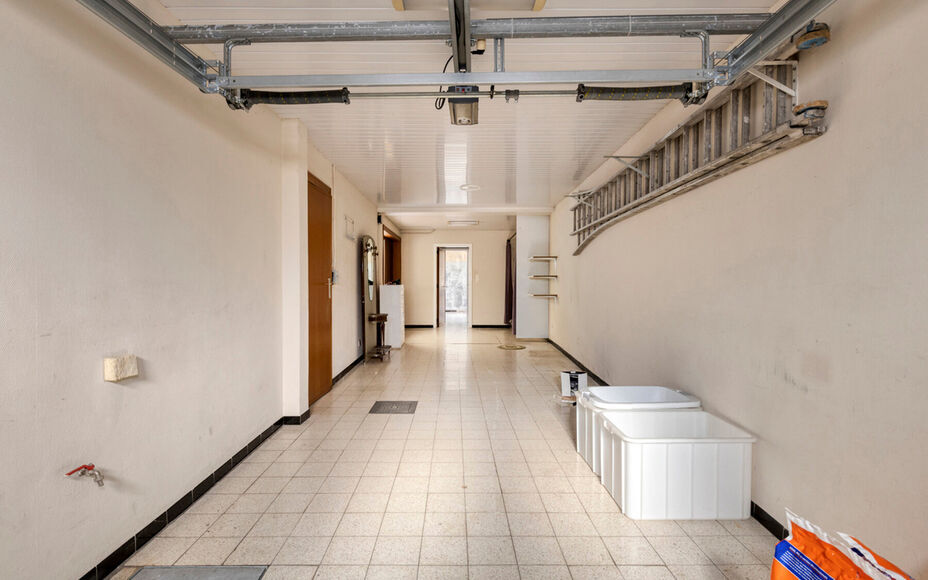 Leemans Immobiliën vous propose cette maison spacieuse et solide, idéalement située au cœur de Denderleeuw. Grâce à sa situation privilégiée, commerces, écoles, transports en commun, installations sportives et grands axes routiers sont accessible