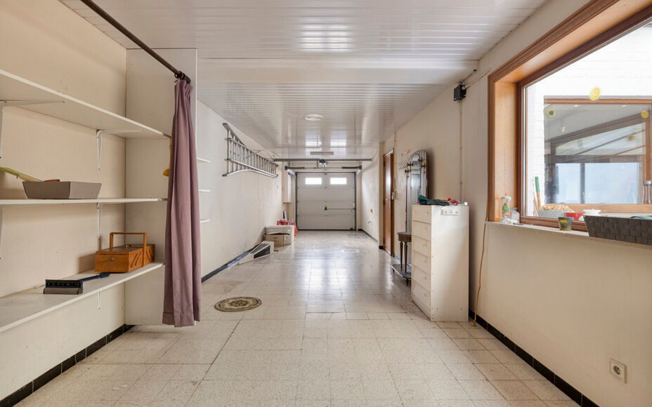 Leemans Immobiliën vous propose cette maison spacieuse et solide, idéalement située au cœur de Denderleeuw. Grâce à sa situation privilégiée, commerces, écoles, transports en commun, installations sportives et grands axes routiers sont accessible