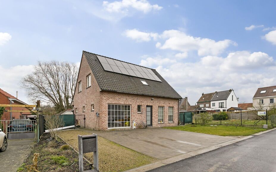 Leemans immobilier vous propose cette belle maison entièrement finie dans un endroit calme. Le centre de Dilbeek, Groot-Bijgaarden et Ternat sont accessibles en 5 minutes, ainsi que les commerces, écoles et infrastructures sportives.La maison se compose