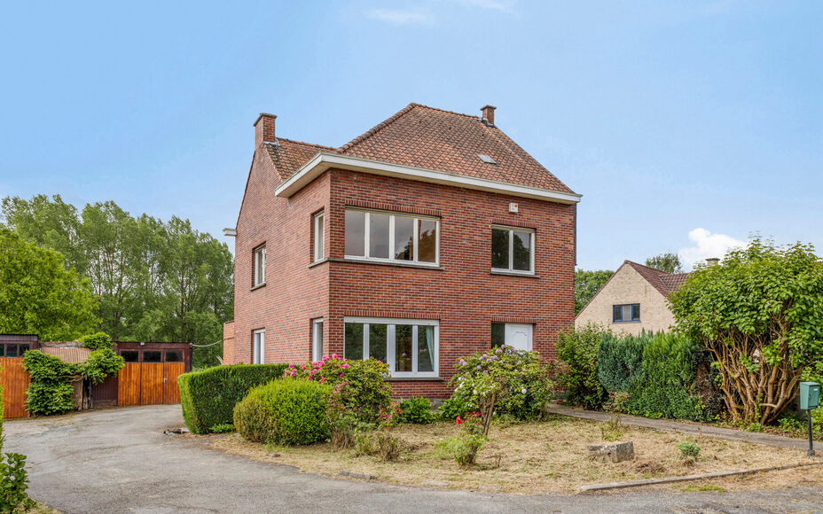 Leemans Immobiliën vous présente cette spacieuse maison à rénover, située dans un quartier calme et rural de Grand-Bigard. Grâce à sa situation centrale, vous bénéficierez d'une excellente accessibilité : commerces, transports en commun, école