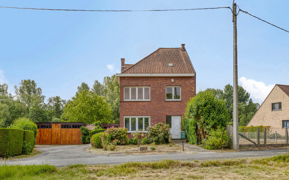 Leemans Immobiliën vous présente cette spacieuse maison à rénover, située dans un quartier calme et rural de Grand-Bigard. Grâce à sa situation centrale, vous bénéficierez d'une excellente accessibilité : commerces, transports en commun, école