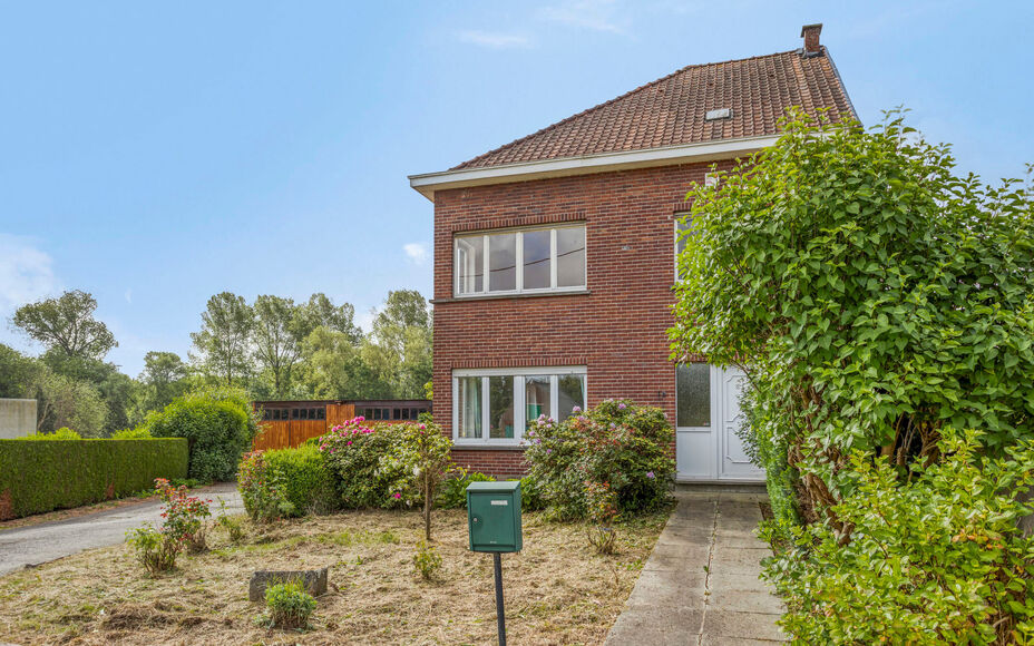 Leemans Immobiliën vous présente cette spacieuse maison à rénover, située dans un quartier calme et rural de Grand-Bigard. Grâce à sa situation centrale, vous bénéficierez d'une excellente accessibilité : commerces, transports en commun, école