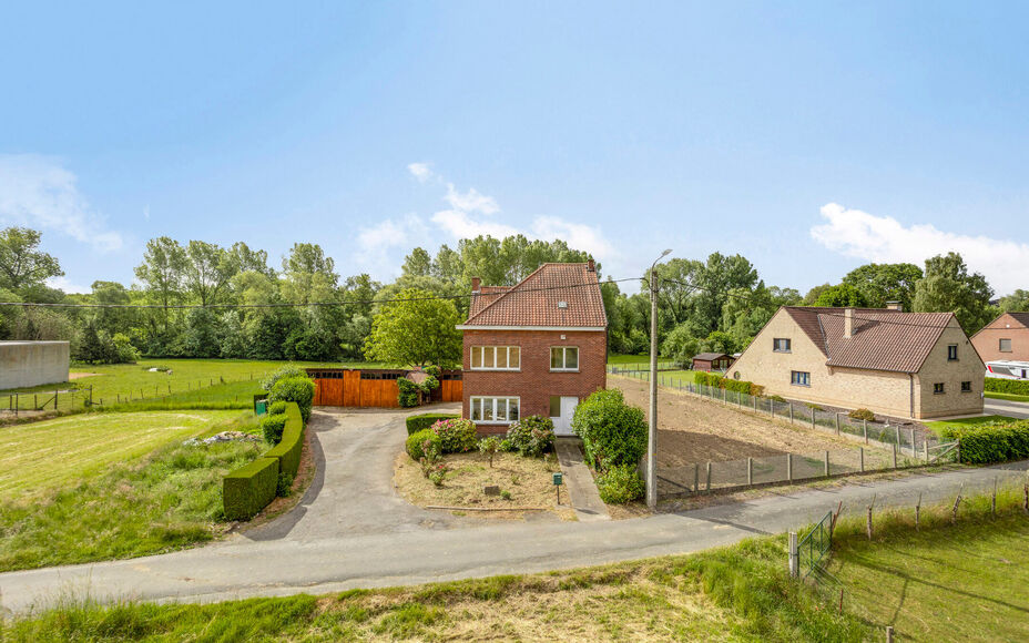 Leemans Immobiliën vous présente cette spacieuse maison à rénover, située dans un quartier calme et rural de Grand-Bigard. Grâce à sa situation centrale, vous bénéficierez d'une excellente accessibilité : commerces, transports en commun, école