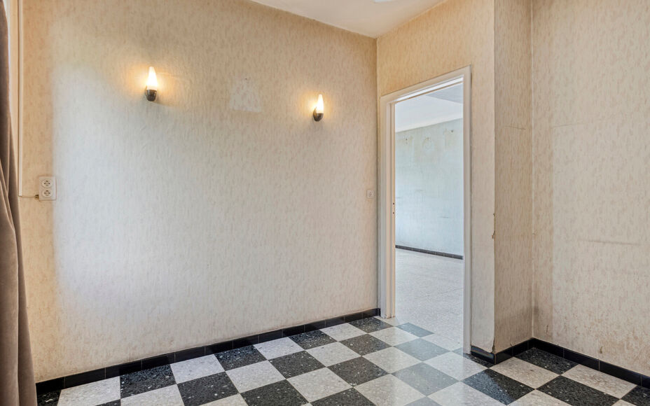 Leemans Immobiliën vous présente cette spacieuse maison à rénover, située dans un quartier calme et rural de Grand-Bigard. Grâce à sa situation centrale, vous bénéficierez d'une excellente accessibilité : commerces, transports en commun, école