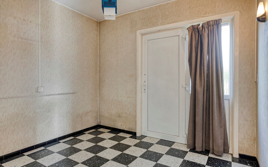 Leemans Immobiliën vous présente cette spacieuse maison à rénover, située dans un quartier calme et rural de Grand-Bigard. Grâce à sa situation centrale, vous bénéficierez d'une excellente accessibilité : commerces, transports en commun, école