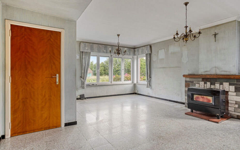 Leemans Immobiliën vous présente cette spacieuse maison à rénover, située dans un quartier calme et rural de Grand-Bigard. Grâce à sa situation centrale, vous bénéficierez d'une excellente accessibilité : commerces, transports en commun, école