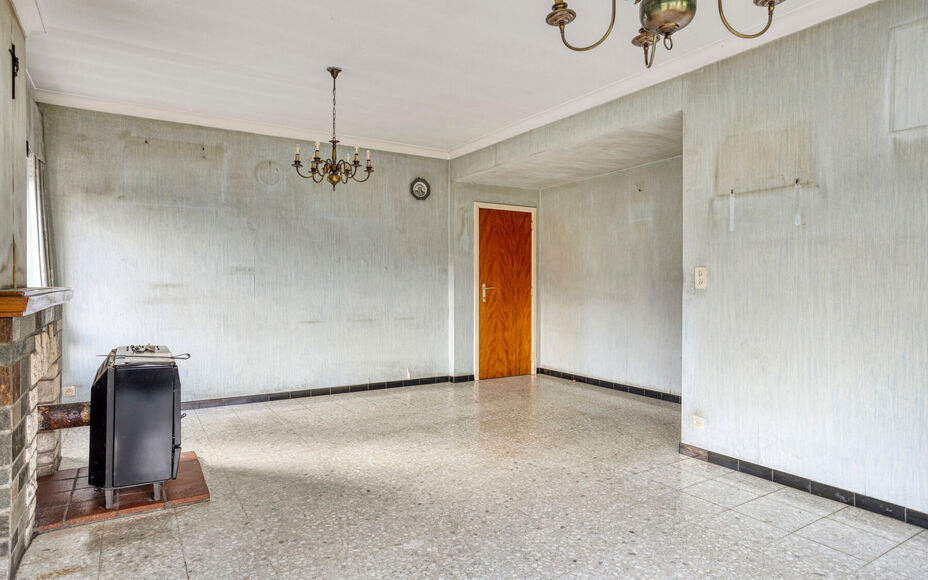 Leemans Immobiliën vous présente cette spacieuse maison à rénover, située dans un quartier calme et rural de Grand-Bigard. Grâce à sa situation centrale, vous bénéficierez d'une excellente accessibilité : commerces, transports en commun, école