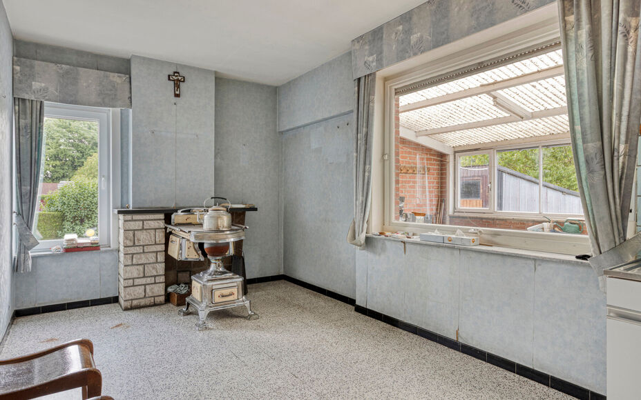Leemans Immobiliën vous présente cette spacieuse maison à rénover, située dans un quartier calme et rural de Grand-Bigard. Grâce à sa situation centrale, vous bénéficierez d'une excellente accessibilité : commerces, transports en commun, école