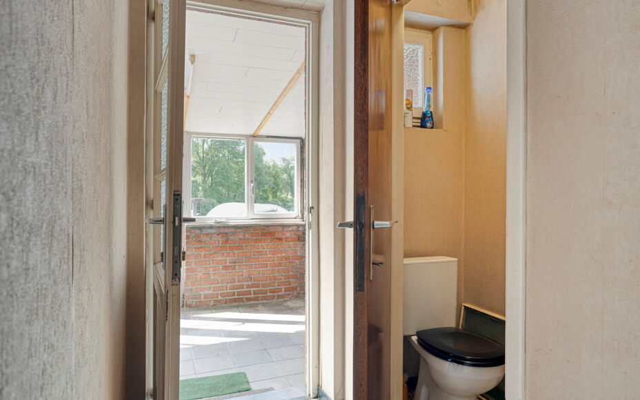 Leemans Immobiliën vous présente cette spacieuse maison à rénover, située dans un quartier calme et rural de Grand-Bigard. Grâce à sa situation centrale, vous bénéficierez d'une excellente accessibilité : commerces, transports en commun, école