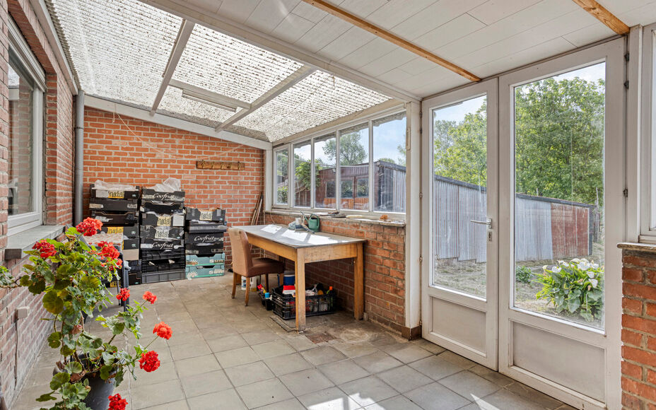 Leemans Immobiliën vous présente cette spacieuse maison à rénover, située dans un quartier calme et rural de Grand-Bigard. Grâce à sa situation centrale, vous bénéficierez d'une excellente accessibilité : commerces, transports en commun, école