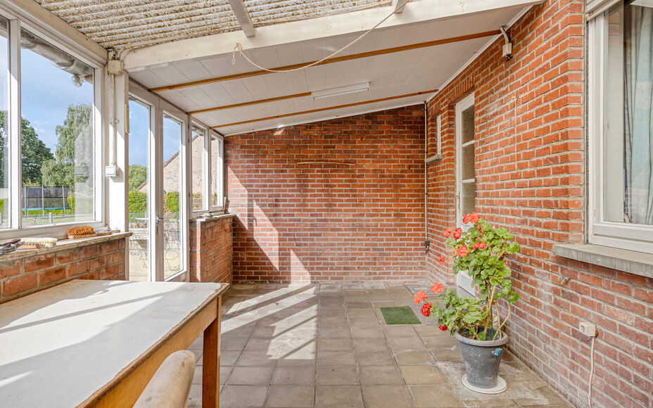 Leemans Immobiliën vous présente cette spacieuse maison à rénover, située dans un quartier calme et rural de Grand-Bigard. Grâce à sa situation centrale, vous bénéficierez d'une excellente accessibilité : commerces, transports en commun, école