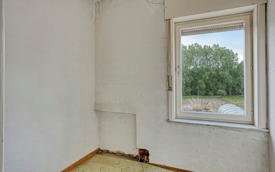 Leemans Immobiliën vous présente cette spacieuse maison à rénover, située dans un quartier calme et rural de Grand-Bigard. Grâce à sa situation centrale, vous bénéficierez d'une excellente accessibilité : commerces, transports en commun, école
