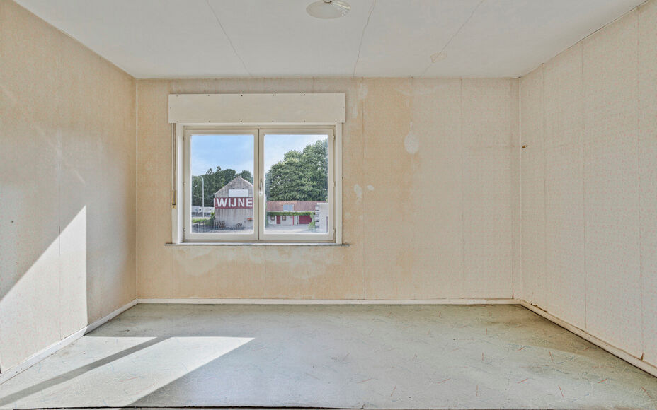 Leemans Immobiliën vous présente cette spacieuse maison à rénover, située dans un quartier calme et rural de Grand-Bigard. Grâce à sa situation centrale, vous bénéficierez d'une excellente accessibilité : commerces, transports en commun, école