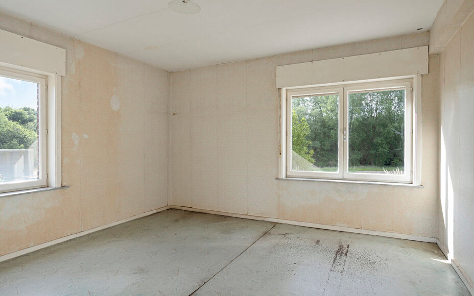 Leemans Immobiliën vous présente cette spacieuse maison à rénover, située dans un quartier calme et rural de Grand-Bigard. Grâce à sa situation centrale, vous bénéficierez d'une excellente accessibilité : commerces, transports en commun, école