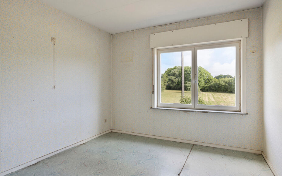 Leemans Immobiliën vous présente cette spacieuse maison à rénover, située dans un quartier calme et rural de Grand-Bigard. Grâce à sa situation centrale, vous bénéficierez d'une excellente accessibilité : commerces, transports en commun, école
