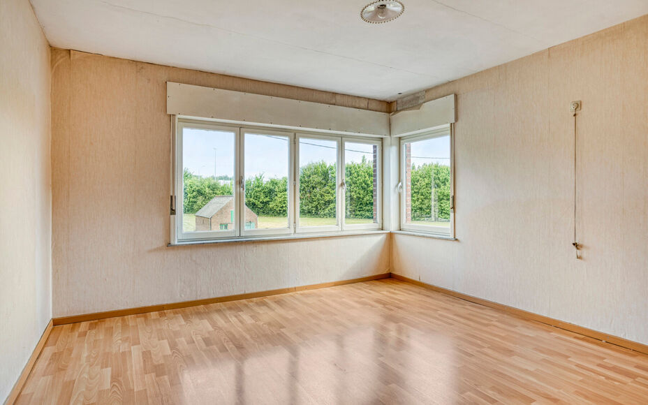 Leemans Immobiliën vous présente cette spacieuse maison à rénover, située dans un quartier calme et rural de Grand-Bigard. Grâce à sa situation centrale, vous bénéficierez d'une excellente accessibilité : commerces, transports en commun, école